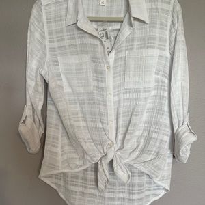 Lightweight 100% cotton cuffed blouse.